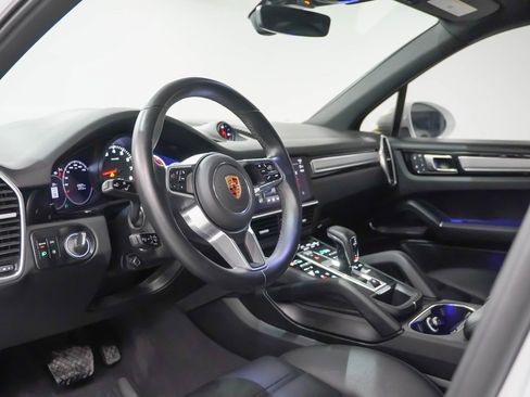 Certified 2023 Porsche Cayenne Platinum Edition image 4