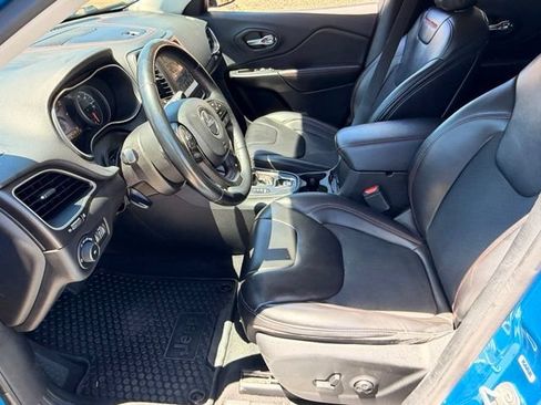 Used 2019 Jeep Cherokee Trailhawk w/ Cold Weather Group AWD/4WD image 9