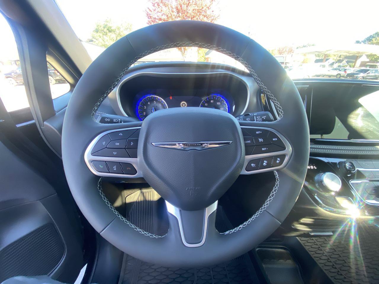 Used 2025 Chrysler Pacifica Select AWD/4WD image 15