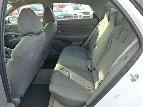 Certified 2025 Hyundai Elantra SE image 10