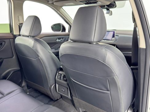 Used 2023 Nissan Rogue SV w/ SV Premium B Package image 32