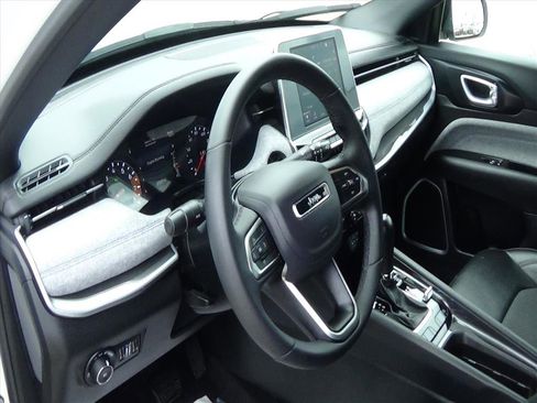 Certified 2025 Jeep Compass Latitude image 17