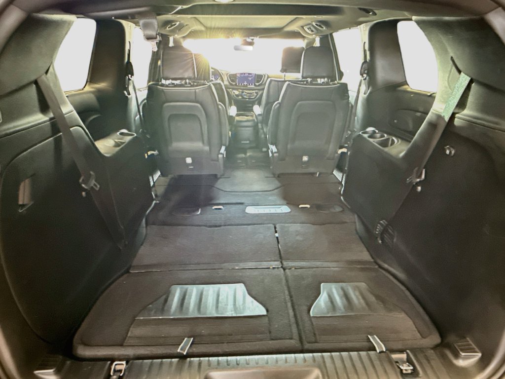 Used 2025 Chrysler Pacifica Limited FWD image 27