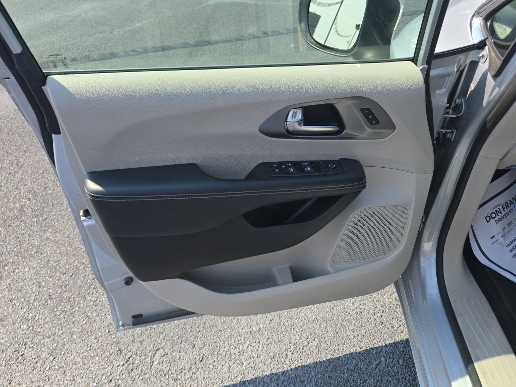 Used 2023 Chrysler Pacifica Touring-L FWD image 12