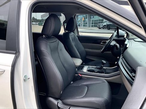 Certified 2026 Kia Carnival FWD image 9