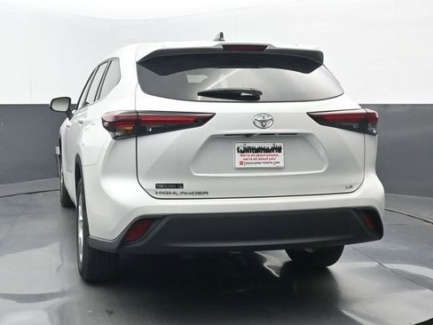 Used 2024 Toyota Highlander LE image 4