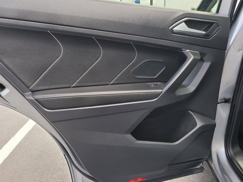 Used 2022 Volkswagen Tiguan SE w/ Panoramic Sunroof Package image 11