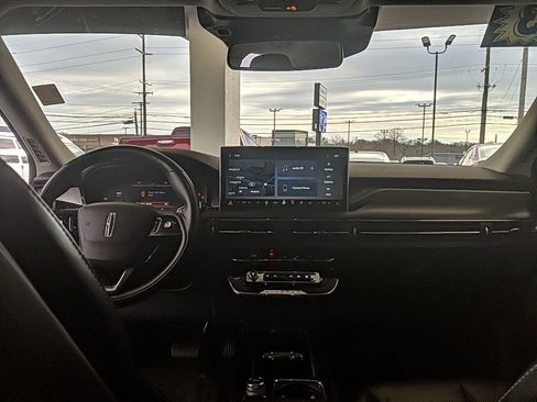 Used 2023 Lincoln Corsair Reserve image 12