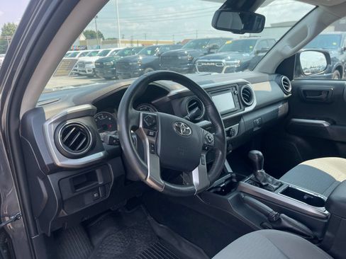 Used 2019 Toyota Tacoma SR5 AWD/4WD image 11