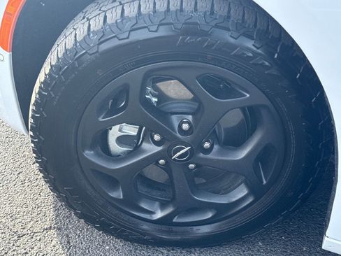 Used 2024 Chrysler Pacifica Premium image 12