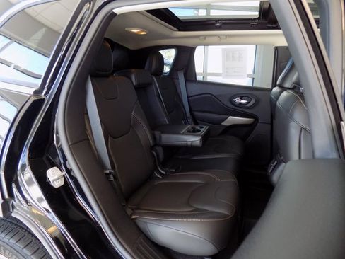 Certified 2018 Jeep Cherokee Limited w/ Technology Group image 23