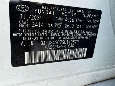 Used 2025 Genesis G70 2.5T image 25