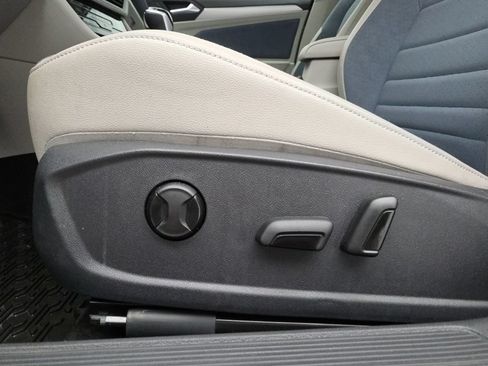 Used 2025 Volkswagen Jetta SE w/ Sunroof Package FWD image 23