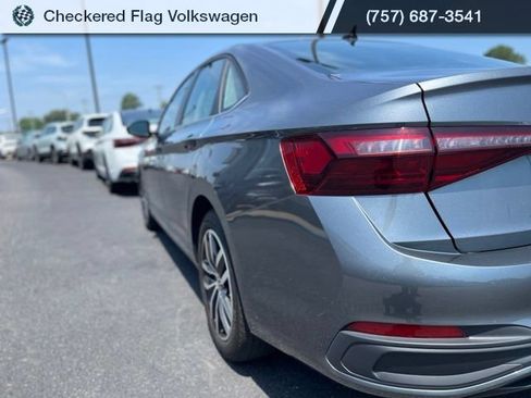 Used 2025 Volkswagen Jetta SE FWD image 11