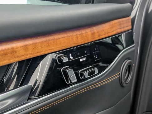 Used 2024 Jeep Grand Wagoneer Series III image 17