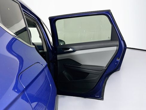 Used 2024 Volkswagen Taos SE w/ Panoramic Sunroof Package FWD image 30