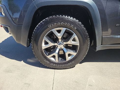 Used 2015 Jeep Cherokee Trailhawk w/ Comfort/Convenience Group AWD/4WD image 16