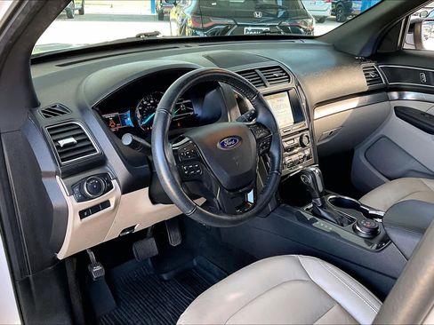 Used 2018 Ford Explorer XLT w/ Equipment Group 202A AWD/4WD image 18