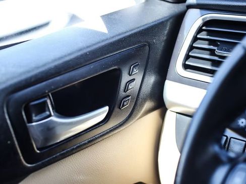 Used 2017 Toyota Highlander Limited w/ Carpet Mat Package image 24