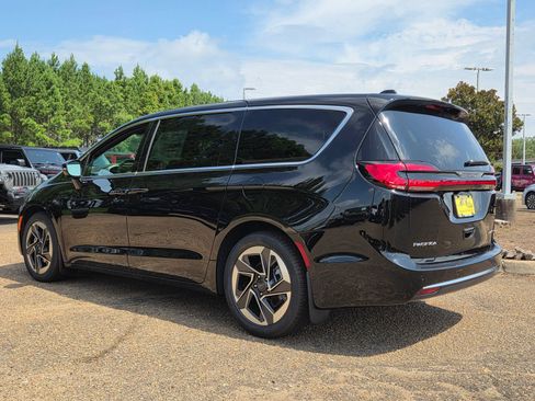 New 2027 Chrysler Pacifica Limited FWD image 4