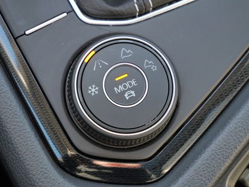 Certified 2025 Volkswagen Taos SEL image 29