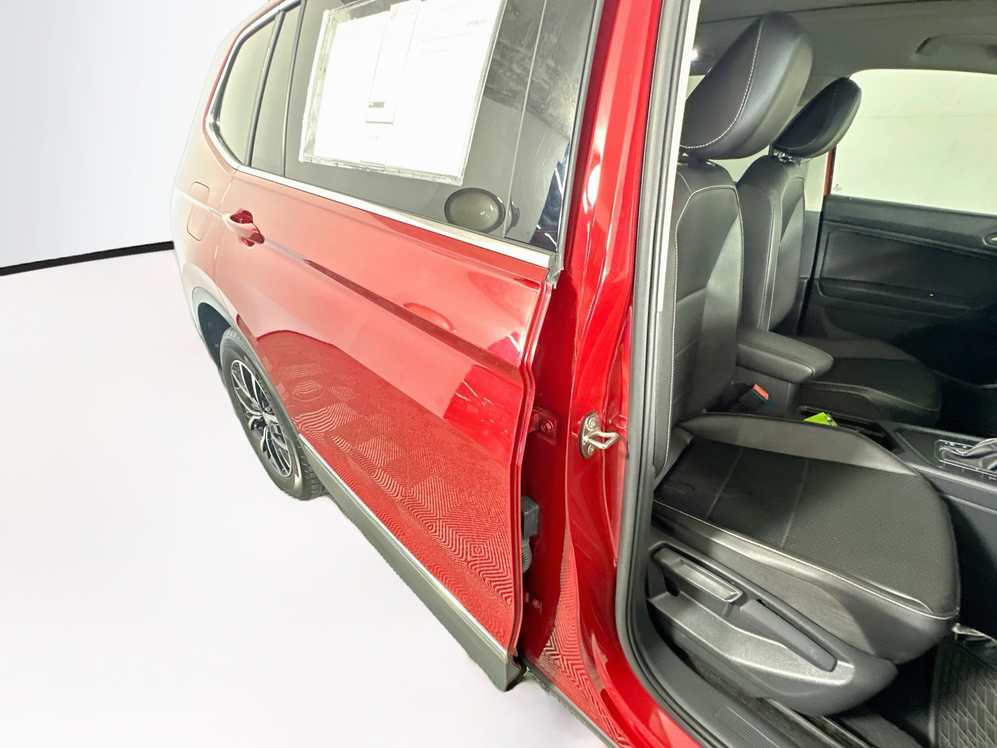 Used 2021 Volkswagen Tiguan SE w/ Panoramic Sunroof Package FWD image 28