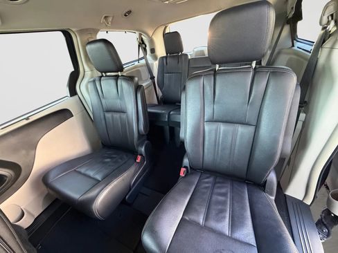 Used 2016 Chrysler Town & Country Touring w/ Driver Convenience Group FWD image 15