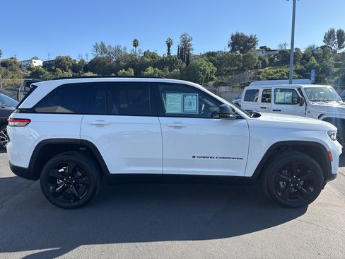 Certified 2024 Jeep Grand Cherokee Altitude image 9