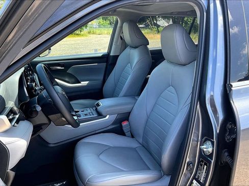 Used 2020 Toyota Highlander XLE AWD/4WD image 8