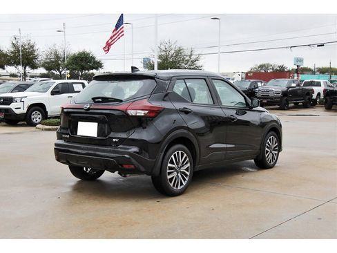 Used 2023 Nissan Kicks SV image 6