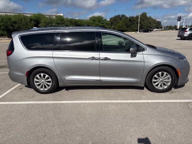 Used 2018 Chrysler Pacifica Touring-L w/ Premium Audio Group FWD image 6