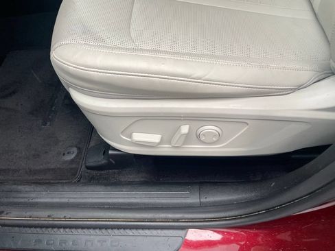 Certified 2025 Kia Sorento S FWD image 10