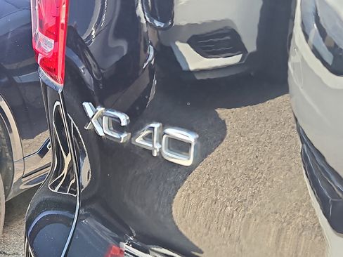 Used 2023 Volvo XC40 B5 Plus w/ Protection Package Premier AWD/4WD image 8