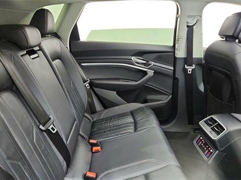 Used 2024 Audi Q8 e-tron Premium image 24