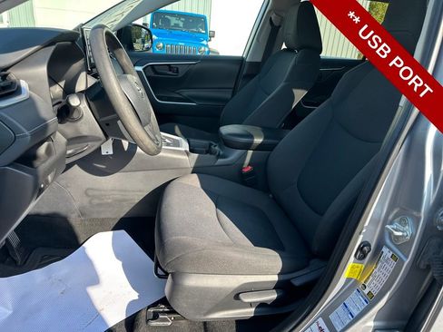 Used 2021 Toyota RAV4 LE image 10