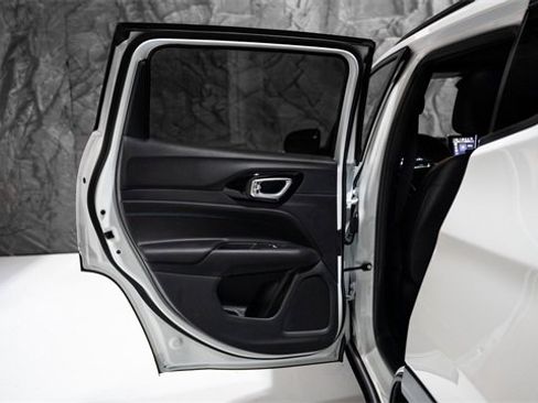 New 2026 Jeep Compass Latitude image 8