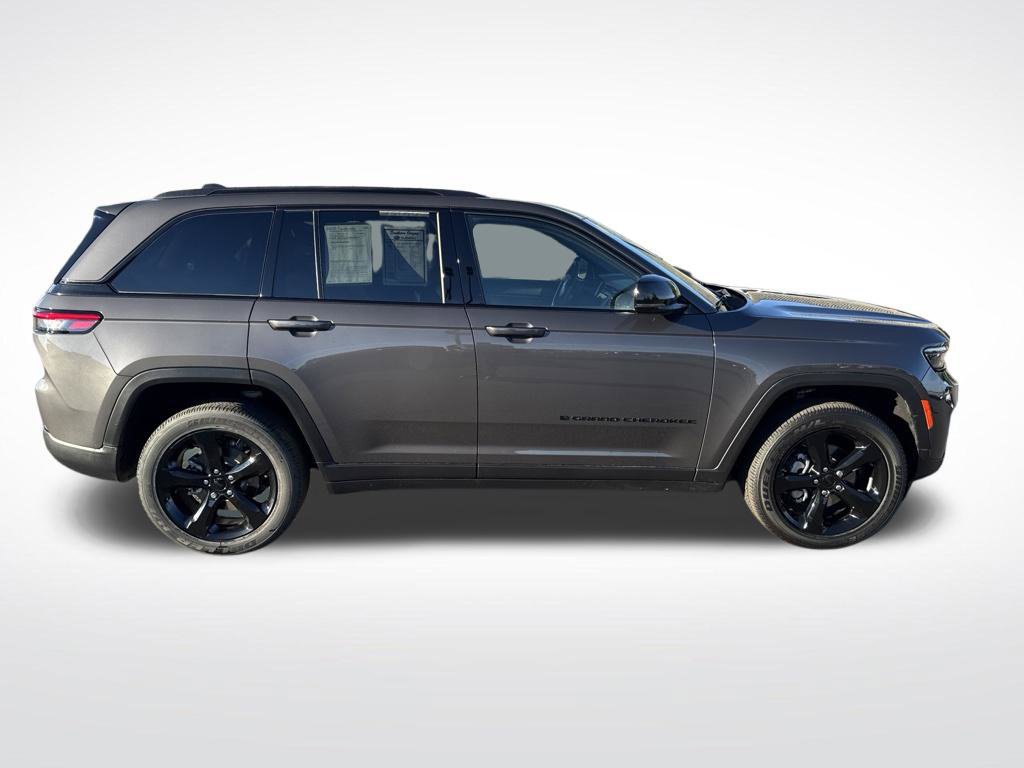 Used 2025 Jeep Grand Cherokee Altitude AWD/4WD image 8