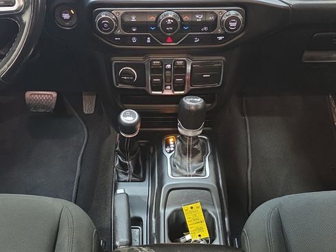 Used 2019 Jeep Wrangler Unlimited Sahara image 24