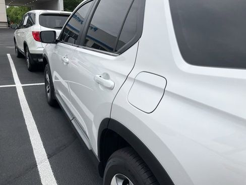 Used 2025 Honda Pilot EX-L image 9