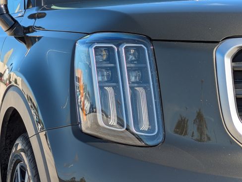 Used 2025 Kia Telluride SX w/ SX Captain's Chair Package FWD image 10