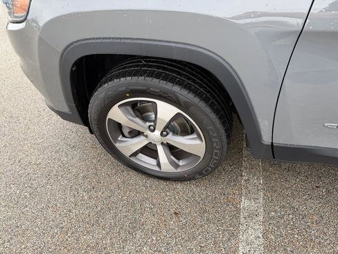 Used 2020 Jeep Cherokee Limited image 12