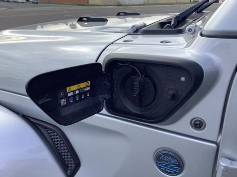 Used 2023 Jeep Wrangler Unlimited Sahara image 24