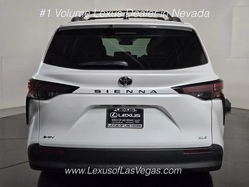 Used 2026 Toyota Sienna XLE FWD image 5