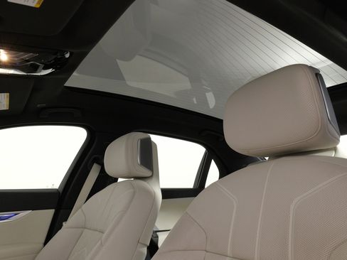 Used 2023 BMW 760i xDrive image 21