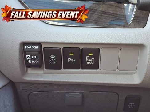 Used 2017 Toyota Sienna XLE Premium FWD image 25