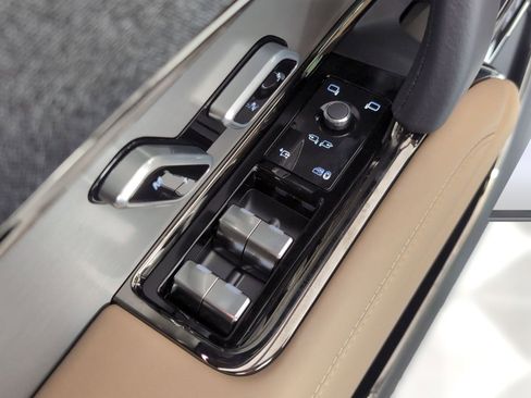 Used 2025 Land Rover Range Rover Sport SE image 10