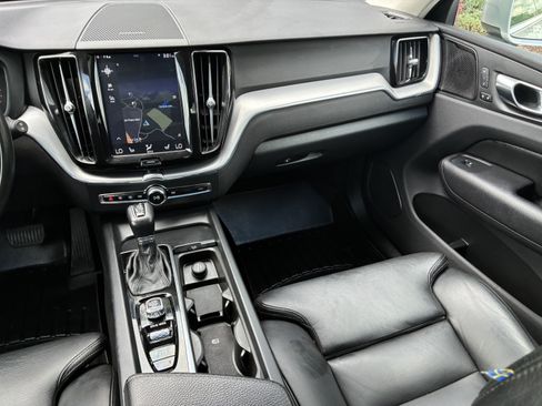 Used 2019 Volvo XC60 T5 Momentum w/ Multimedia Package AWD/4WD image 19
