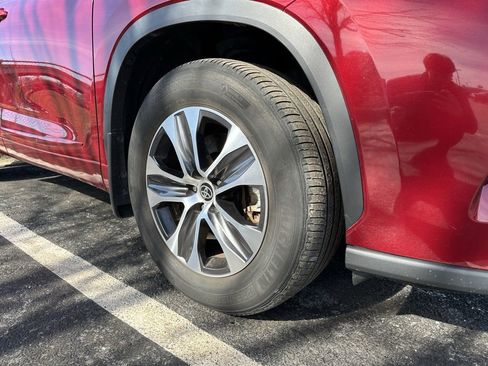 Used 2022 Toyota Highlander XLE image 19