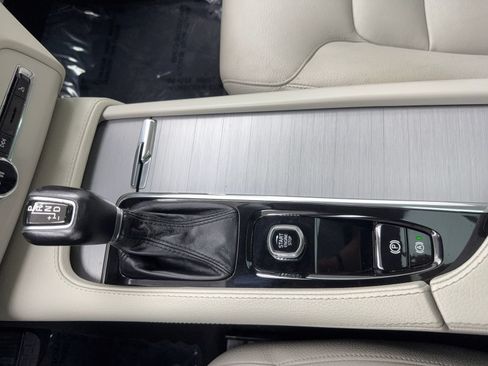 Used 2022 Volvo XC90 T5 Momentum w/ Climate Package FWD image 32