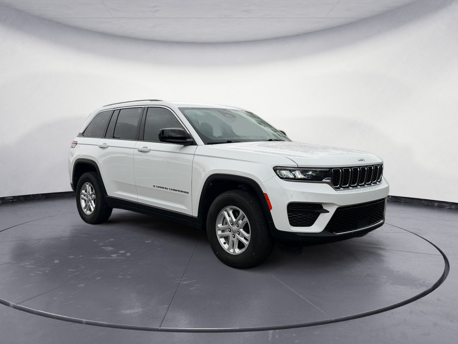 Used 2023 Jeep Grand Cherokee Laredo RWD image 7